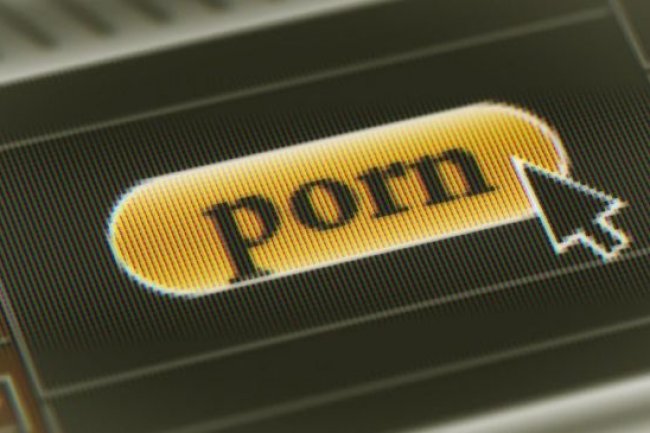 Apa Itu Revenge Porn yang Dialami Rebecca Klopper?