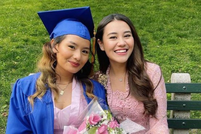 7 Potret Zahwa Massaid Lulus Kuliah dari Kampus di New York, Bahagia Didampingi Bunda & Adik