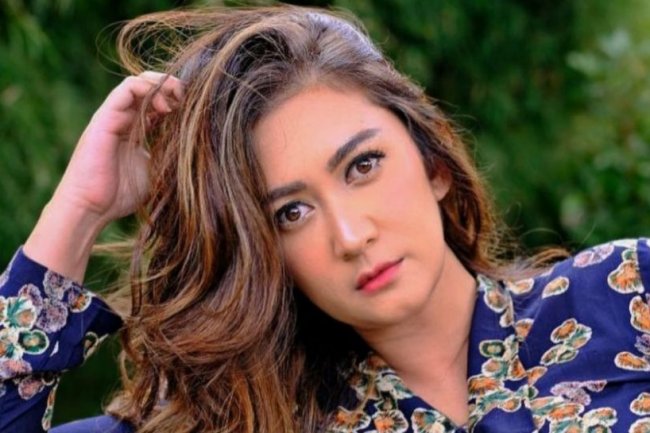 Nafa Urbach Mandi Di Sungai Pakai Kebaya, Bagian 'Itunya' Menyembul Nyeplak