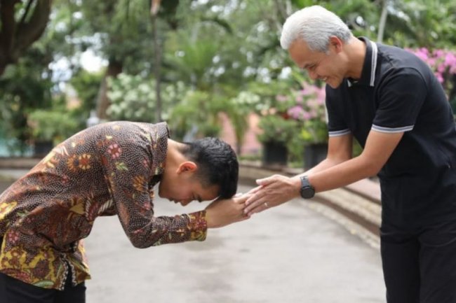 Gestur Salaman Gibran dengan Ganjar Pranowo Jadi Perhatian, Publik: Mas Wali Kok Bisa Sesabar Itu?