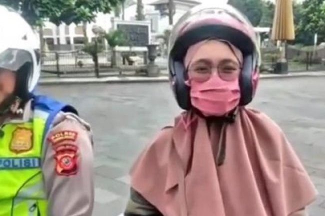 Viral Ibu Hamil 3 Bulan Ngidam Naik Motor Patroli Polisi