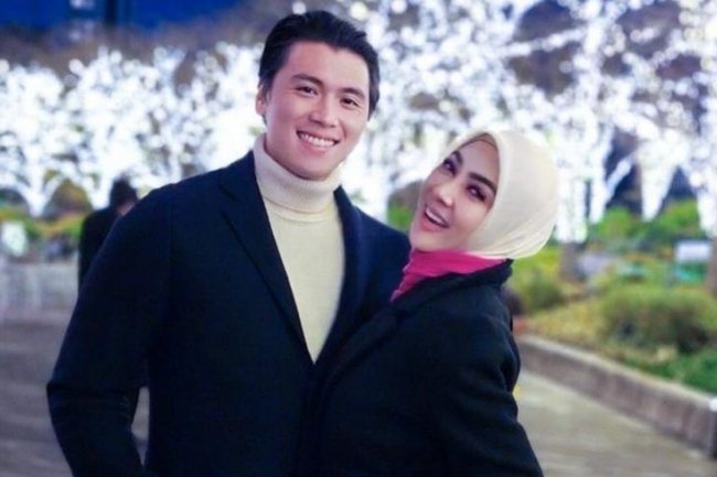 Syahrini Minta Digandeng, Reino Barack Diam-diam Ngacir: Gak Sadar Lakinya Risih?