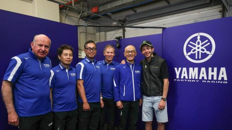 Menikmati Masa Pensiun, Valentino Rossi Bermesraan Lagi dengan Yamaha