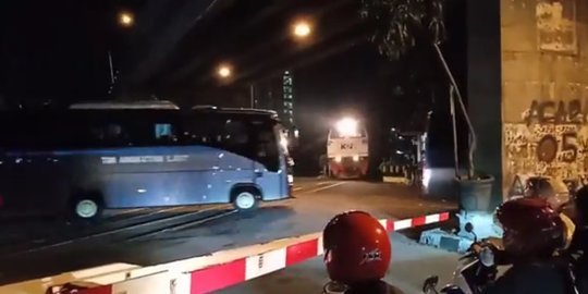TNI AL Buka Suara soal Video 2 Bus TNI Terobos Perlintasan saat KA Sudah Dekat