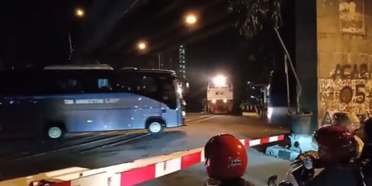 KAI Sayangkan 2 Bus TNI AL Nekat Terobos Perlintasan Padahal KA Sudah Dekat