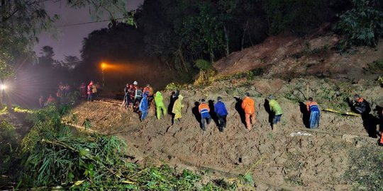 Longsor di Purwakarta, Perjalanan Sembilan Kereta Api Terganggu