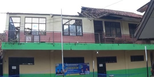 Atap Gedung Sekolah di Bekasi Ambruk, Dua Ruang Kelas Rusak Berat