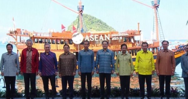 KTT Hari Kedua, Pemimpin ASEAN Pakai Tenun Mata Manuk Pilihan Jokowi