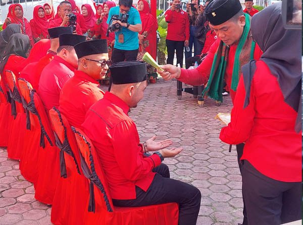 Caleg PDI Perjuangan Riau Ditepuk Tepung Tawar, Zukri: Bawalah Pesan Kebaikan ke Rakyat