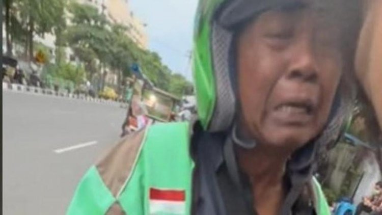 Kisah Sedih Driver Ojol Lansia Dorong Motor Mogok, Endingnya Bikin Terharu