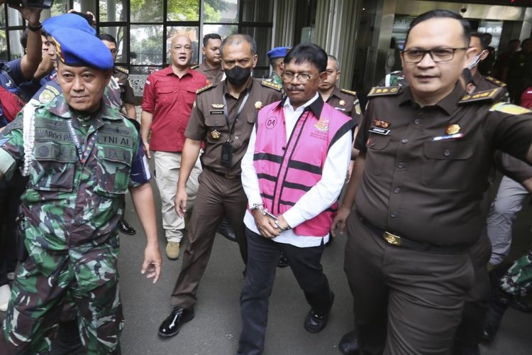 Menteri Teknologi Informasi Indonesia ditangkap karena korupsi dalam pengadaan