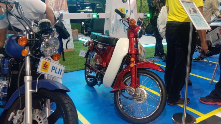 PLN Hiasi PEVS 2023 dengan Deretan Motor Konversi Listrik, Mulai dari Vespa Sampai C70