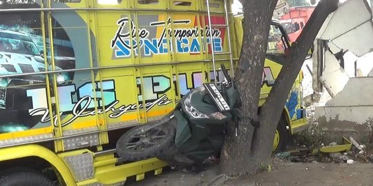 Usai Seruduk Motor dan Pohon, Truk Bermuatan Beras Tabrak Tiang Baliho hingga Roboh