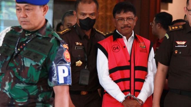 Jokowi Resmi Pecat Johnny Plate dari Kominfo usai Jadi Tersangka