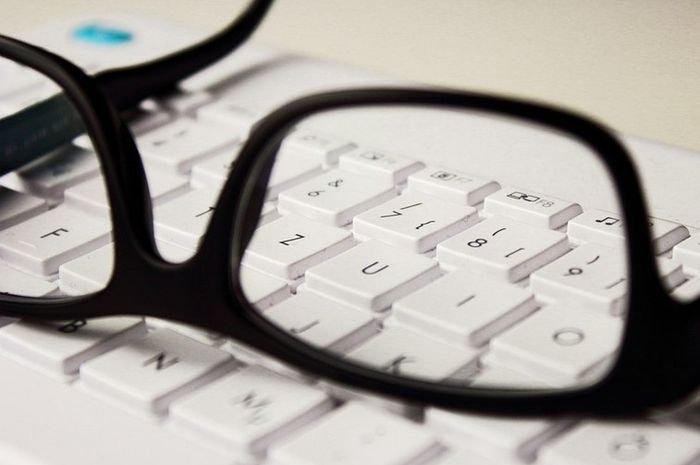 Umur Berapa Sebaiknya Memulai Menggunakan Kacamata Baca: Panduan dan Pertimbangan