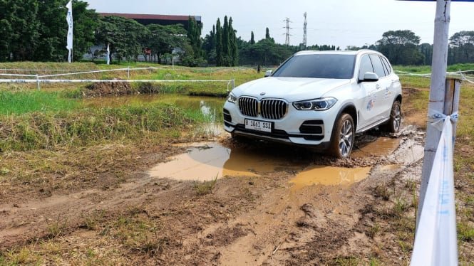 Pengalaman Berkendara Mobil Listrik BMW di Jalanan Off-Road