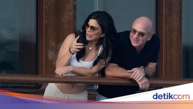 Jeff Bezos & Lauren Sanchez Tunangan, Pamer Cincin Berlian di Kapal Pesiar