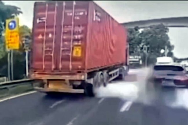 Mobil Rusak Akibat Truk Padahal Tidak Senggolan, Vespa Baru Semakin Berwarna