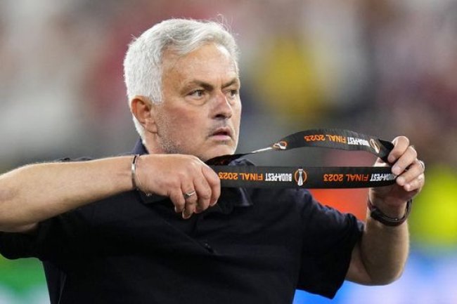 Mourinho Buang Medali Liga Europa Usai Kalah dari Sevilla