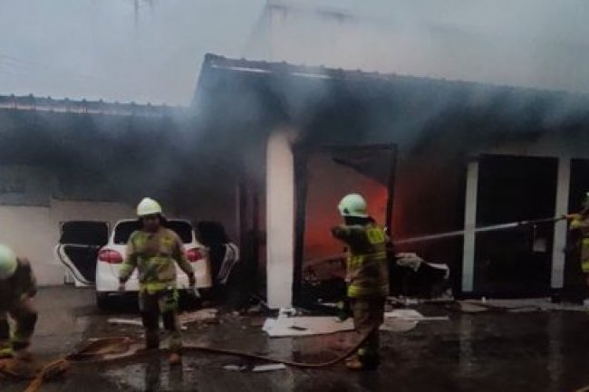 Bengkel Mobil di Kembangan Jakbar Terbakar, Kerugian Ditaksir Capai Rp100 Juta