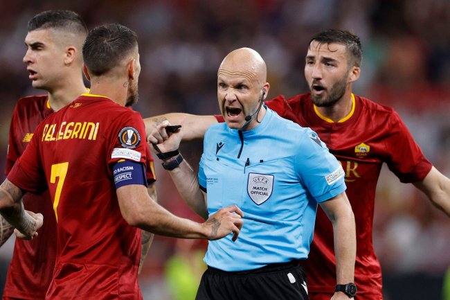 Wasit Anthony Taylor Dikepung Fans AS Roma Di Bandara