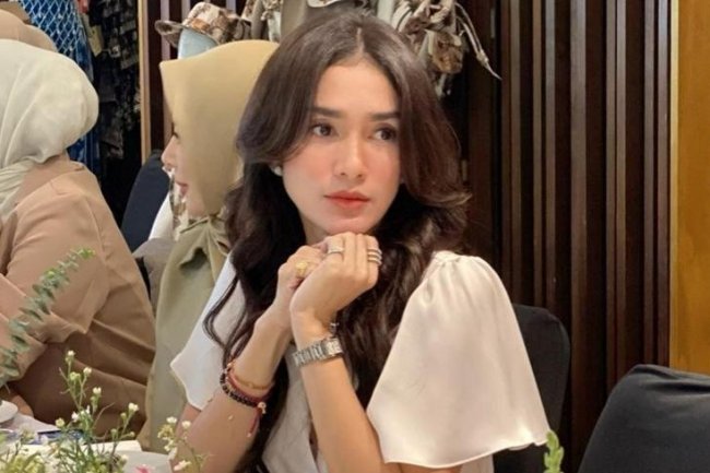 Baju Ussy Sulistiawaty Datang ke Sekolah Anak Dikritik, Auto Dibela: Style Orang Kaya Emang Begini