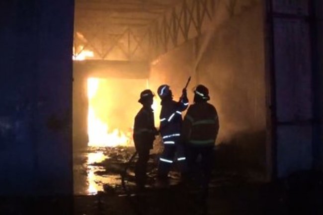 Gudang Penyimpanan Plastik di Cibitung Bekasi Terbakar