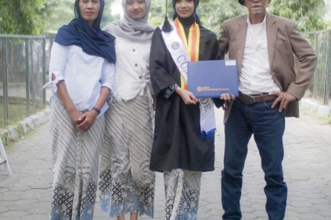 Kenalan dengan Priti, Si Serba Bisa dari Prodi Teknik Otomotif UNY yang Lulus Cum Laude