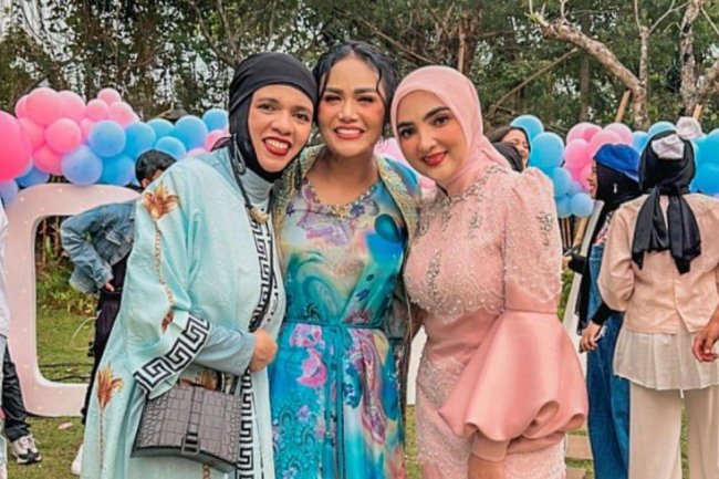 Kompak Foto Bareng Geni Faruk dan Krsdayanti, Ashanty Dicibir Salah Kostum: Kayak Baju ABG