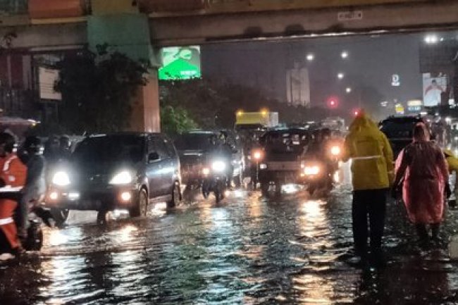 Saluran Air Tertutup Kabel, Jalan di Depan Ciplaz Depok Banjir