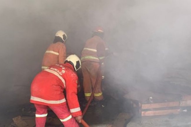 Petaka Puntung Rokok di Gudang Kardus