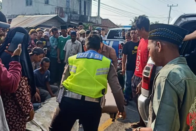 Pemotor Wanita Tewas Terlindas Truk Ekspedisi Indah Cargo di Muarojambi