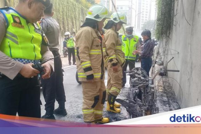 Motor Terbakar di Underpass Kebayoran Lama Jaksel, Pengemudi Selamat
