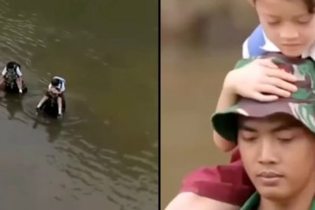 Aksi Heroik Prajurit TNI Seberangi Sungai Besar Demi Antara Pelajar ke Sekolah