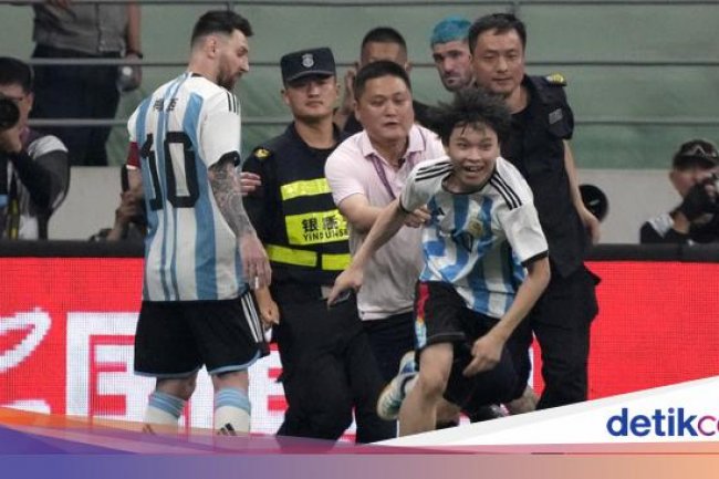 Aksi 'Gocek' Penyusup Lapangan Fans Lionel Messi