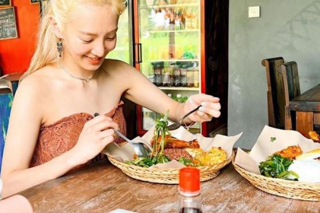 Simak Deretan Selebriti Korea yang Berlibur di Indonesia Pada Awal 2023, Pancarkan Gaya Memukau!