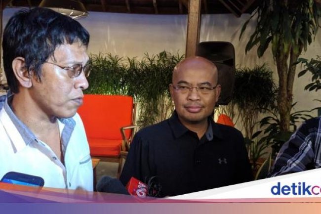 Tentang Kisah Persahabatan Adian Napitupulu dan Desmond J Mahesa