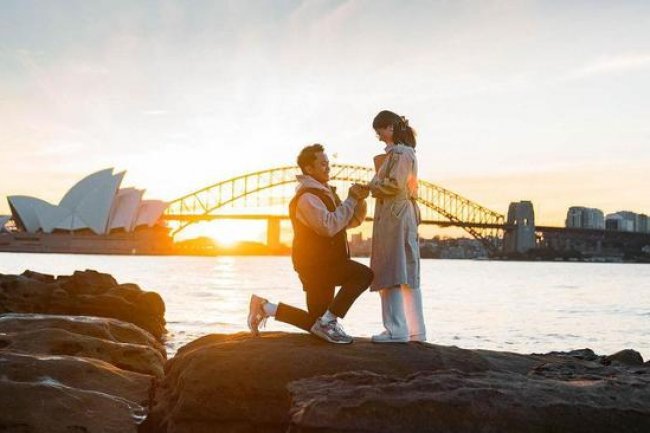 5 Potret Anthony Sinisuka Ginting Lamar Kekasih di Australia, Romantis Banget!