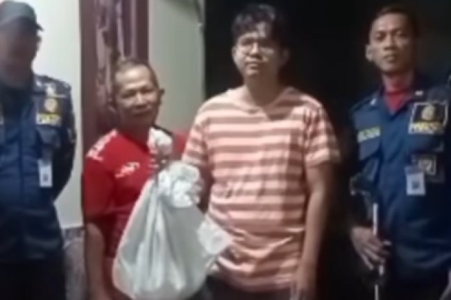 Ular Masuk Rumah, Begini Evakuasi Penangkapannya Sampai Kaki Personel Damkar Dipatok
