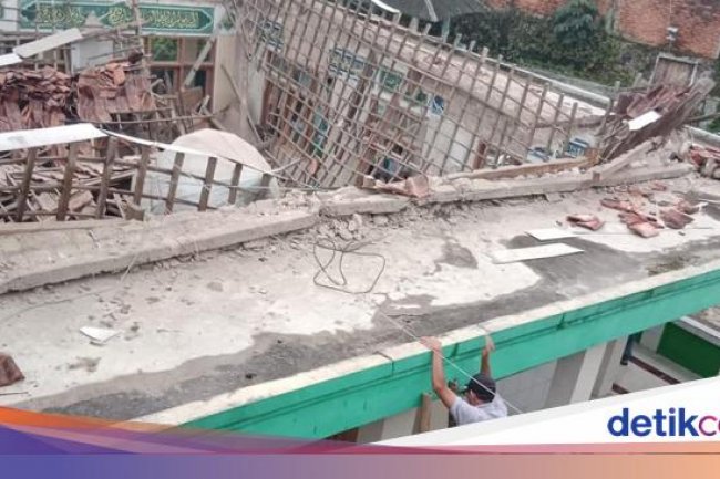 Atap dan Kubah Masjid di Bogor Roboh Saat Jemaah Hendak Salat Subuh