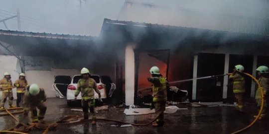 Bengkel Mobil di Kembangan Jakbar Terbakar, Kerugian Ditaksir Capai Rp100 Juta
