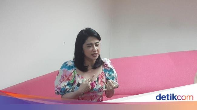 Respons Dewi Perssik Lihat Ibunya Digoda Banyak Pria