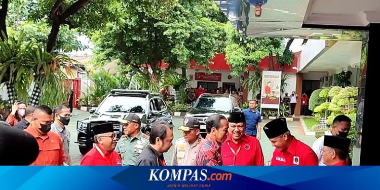 Jokowi Tiba di Rakernas III PDI-P, Jabat Erat Tangan Ganjar