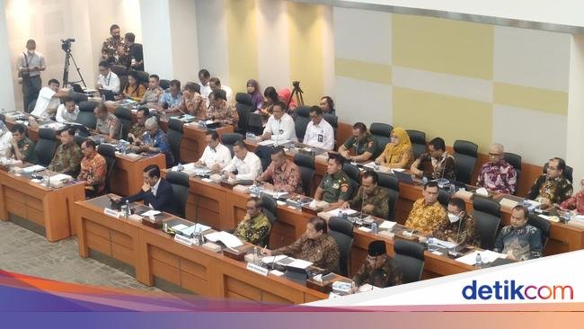 4 Menko Jokowi Hadiri Rapat Bahas Anggaran di DPR