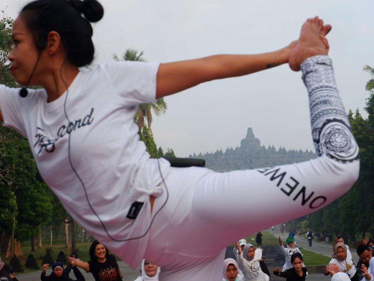 Peringatan Hari Yoga Internasional di Candi Borobudur