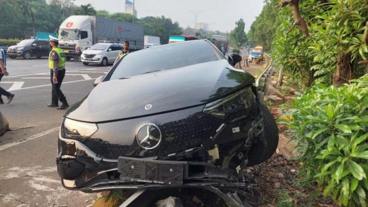 Soal Kecelakaan di Tol, Mercedes-Benz Pastikan Tidak Ada Masalah di Mobil Listrik EQE