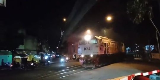 Terobos Palang Pintu, Pemotor di Solo Tewas Tertabrak KA Gaya Baru Malam