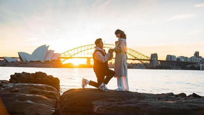 5 Potret Anthony Sinisuka Ginting Lamar Kekasih di Australia, Romantis Banget!