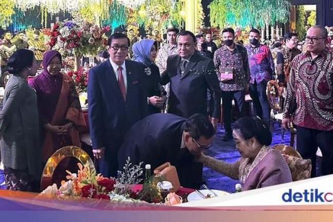 Momen Mahfud Md Menunduk dan Dibisiki Megawati di Pernikahan Cucu