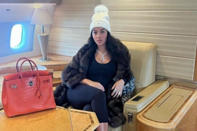 Kalung Mewah Kekasih Cristiano Ronaldo Jadi Sorotan, Harganya Bisa Beli Rumah di Pondok Indah